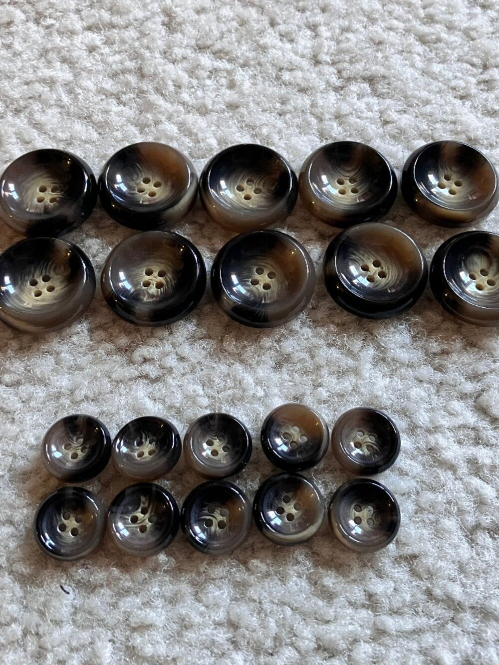 Set of 20 round faux-horn plastic concave bowl buttons - Picture 2 of 7
